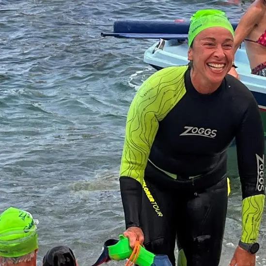 Attraversa lo Stretto di Messina a nuoto per la solidarietà: l'impresa di Debora Vissani a sostegno della ricerca e dei bambini\n