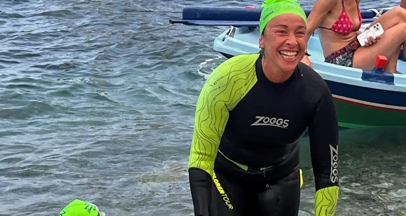 Attraversa lo Stretto di Messina a nuoto per la solidarietà: l'impresa di Debora Vissani a sostegno della ricerca e dei bambini\n