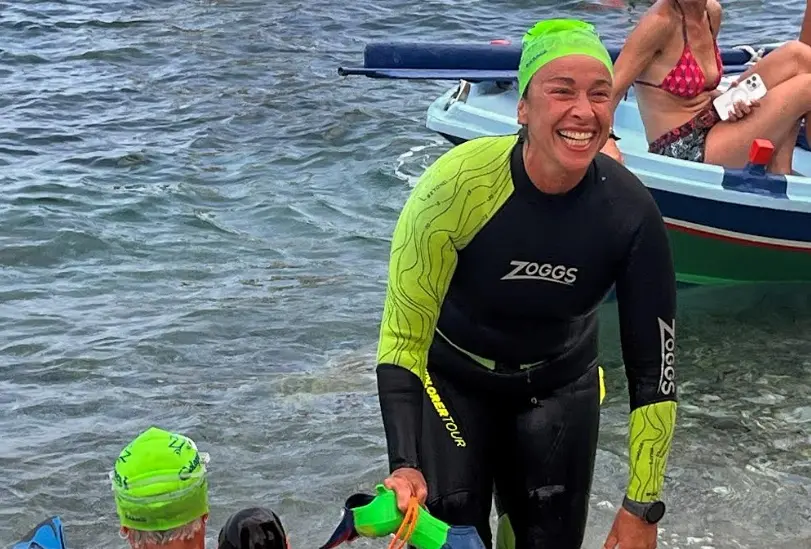 Attraversa lo Stretto di Messina a nuoto per la solidarietà: l'impresa di Debora Vissani a sostegno della ricerca e dei bambini\n