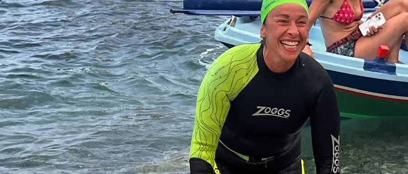 Attraversa lo Stretto di Messina a nuoto per la solidarietà: l'impresa di Debora Vissani a sostegno della ricerca e dei bambini\n