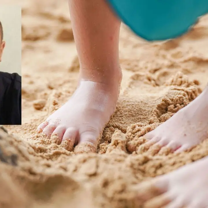 Bambini sulla sabbia, parla l'esperto: «Quel piedino che si ritrae non è un capriccio, sta solo esplorando»\n