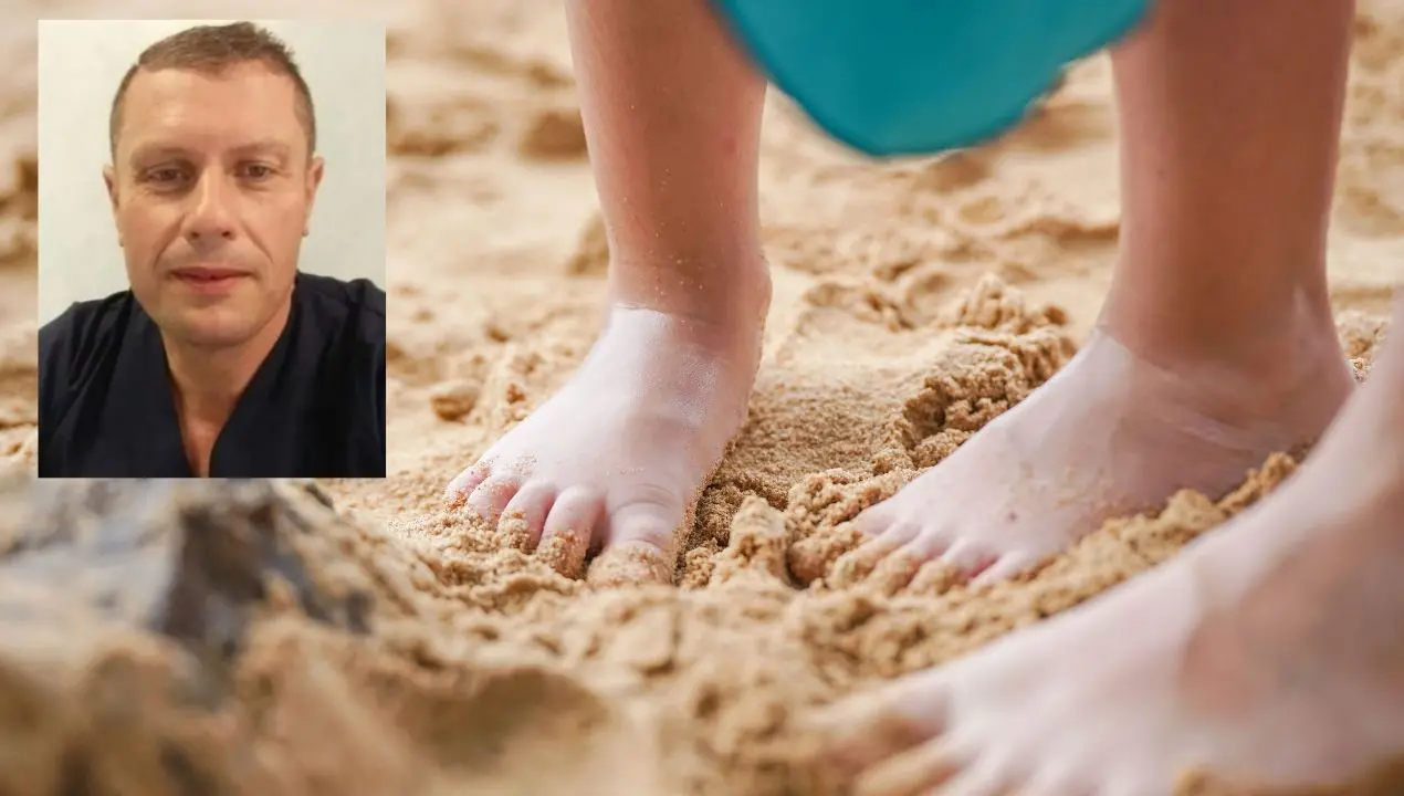 Bambini sulla sabbia, parla l'esperto: «Quel piedino che si ritrae non è un capriccio, sta solo esplorando»\n