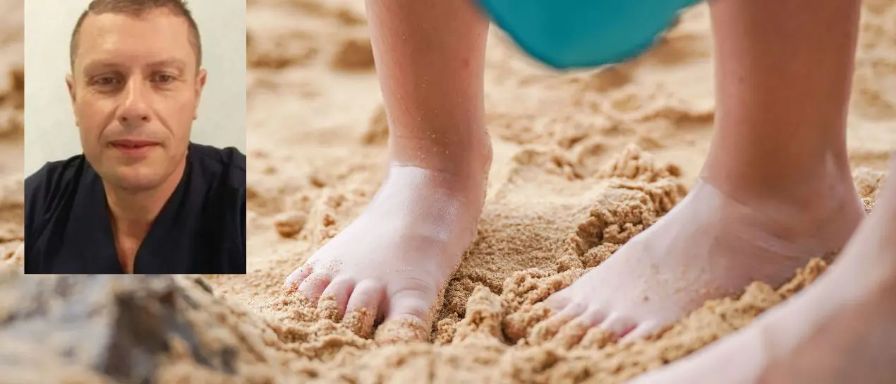 Bambini sulla sabbia, parla l'esperto: «Quel piedino che si ritrae non è un capriccio, sta solo esplorando»\n