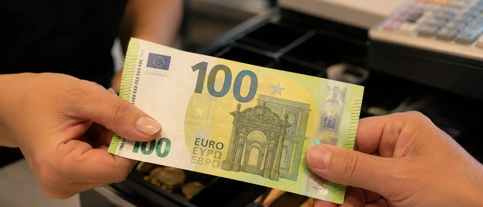 Tenta di acquistare merce con\u00A0banconote\u00A0false, commerciante di Praia avverte: «Controllate sempre»\n