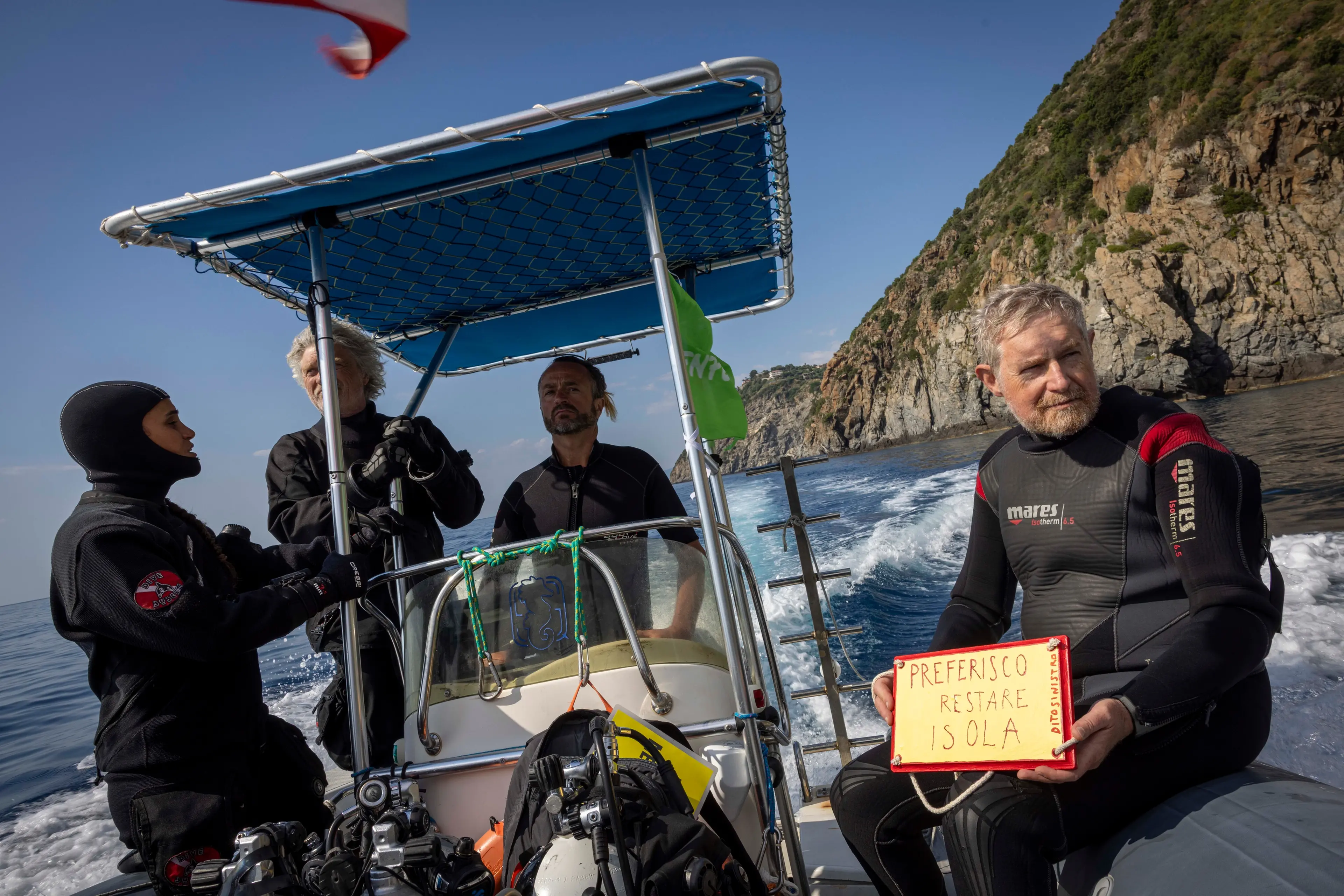 Greenpeace lancia \"Bellezza al mare\": l'arte si immerge nello Stretto per fermare il Ponte\n