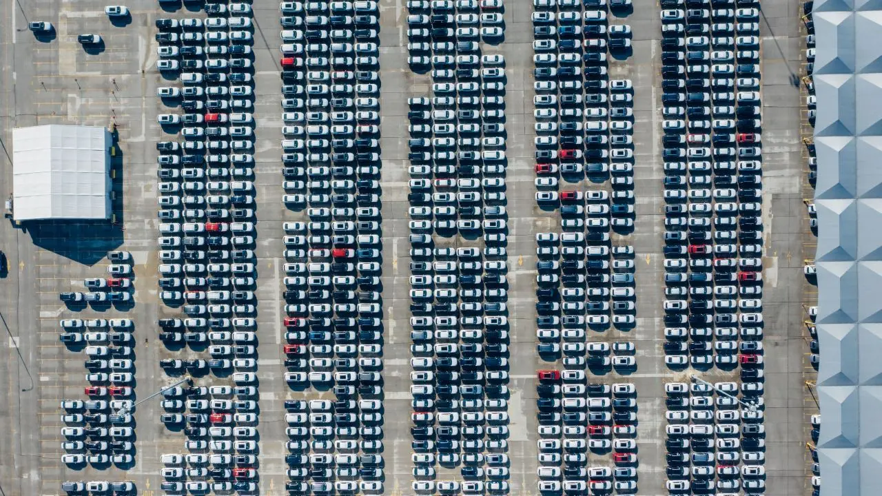 Piano shock di Volkswagen, l’azienda tedesca si prepara a chiudere quattro stabilimenti e a licenziare 100mila dipendenti\n
