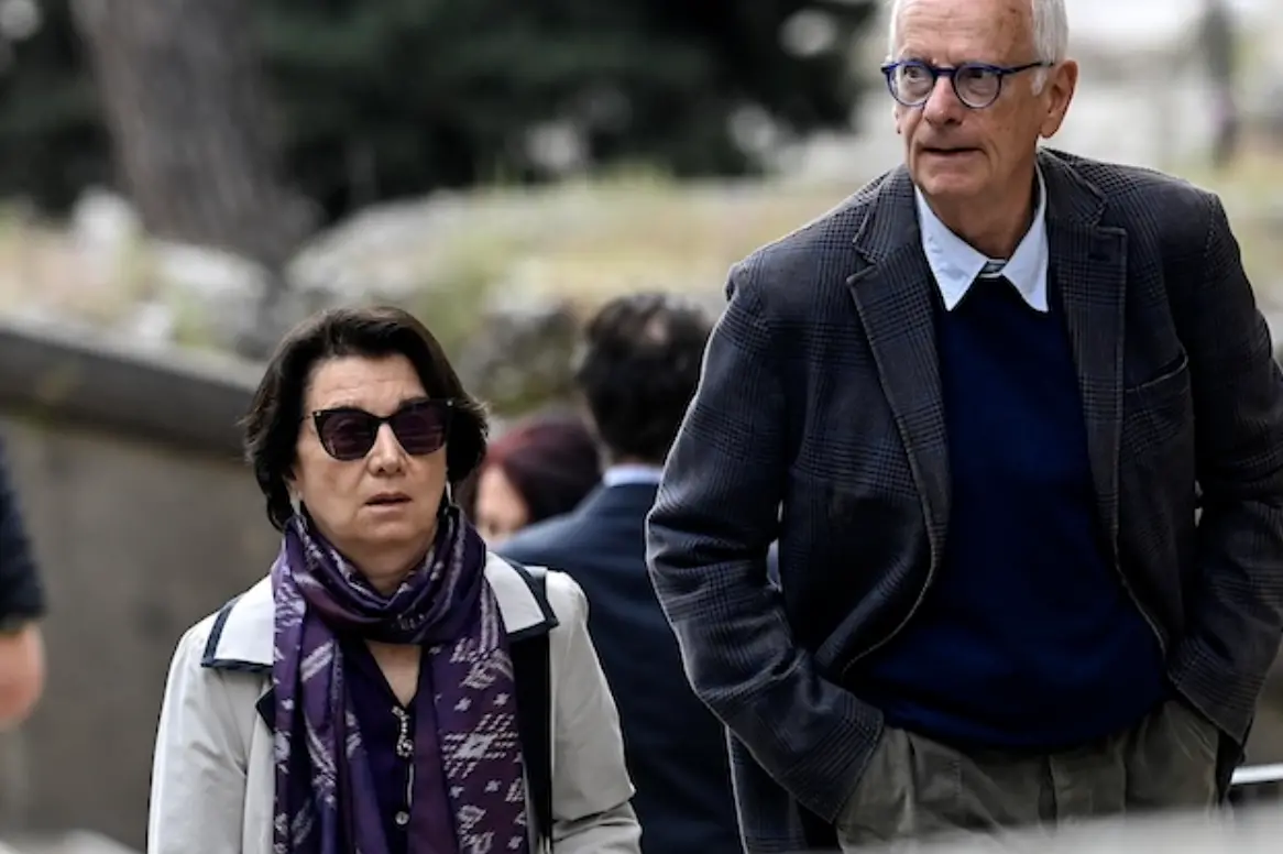 Il marito della ministra Roccella disperso nel lago di Vico: si è tuffato dalla barca, ricerche senza sosta\n