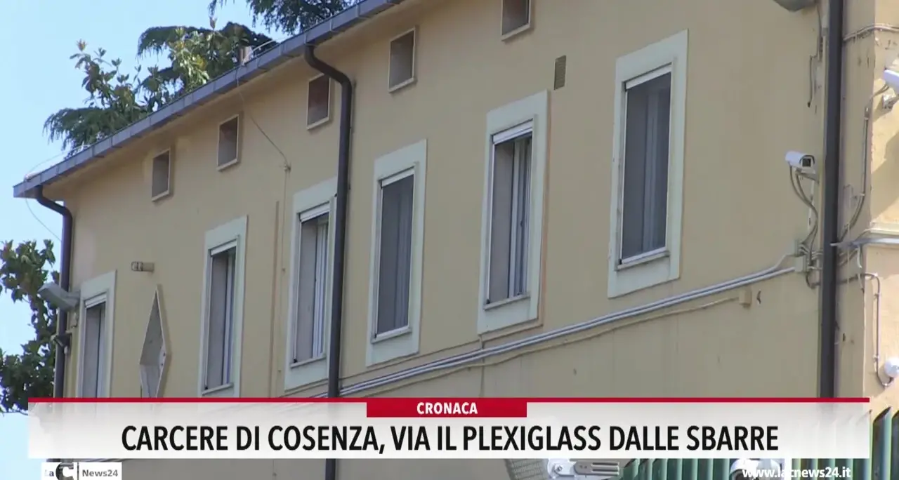 Carcere di Cosenza, via il plexiglass dalle sbarre