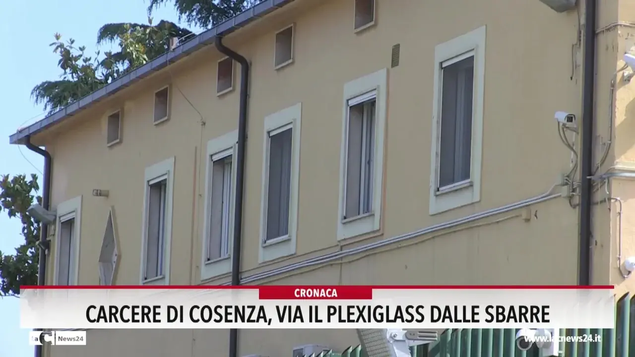 Carcere di Cosenza, via il plexiglass dalle sbarre