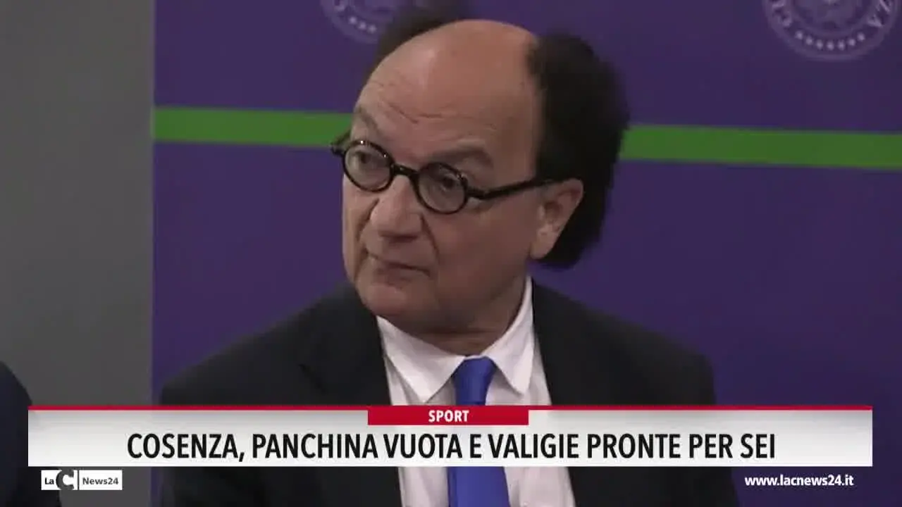 Cosenza, panchina vuota e valigie pronte per sei
