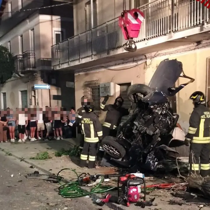 Cutro, giovane muore dopo essersi schiantato con l’auto contro un albero: guidava con il foglio rosa\n
