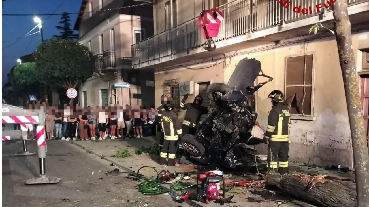 Cutro, giovane muore dopo essersi schiantato con l’auto contro un albero: guidava con il foglio rosa\n