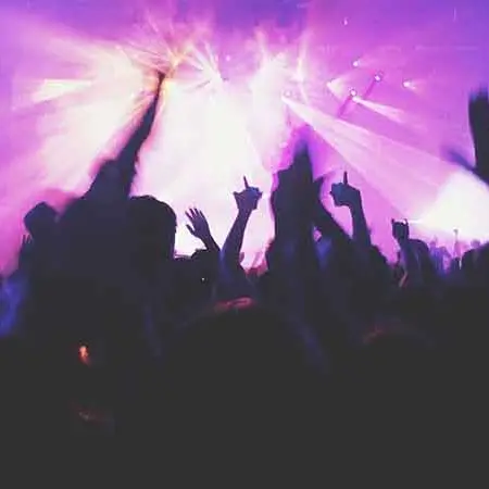 Sangineto, incappucciato esplode colpi di pistola in discoteca: feriti due giovani di Cosenza\n