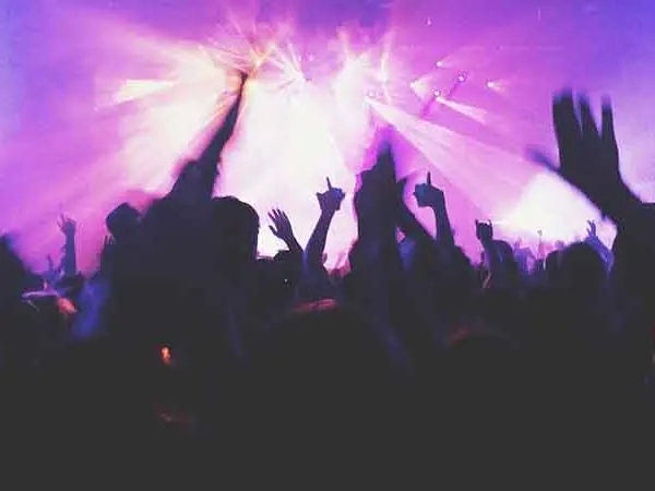 Sangineto, incappucciato esplode colpi di pistola in discoteca: feriti due giovani di Cosenza