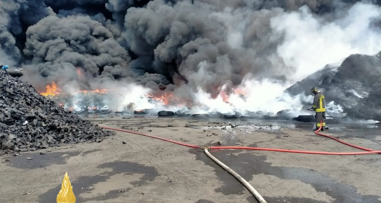 Discarica gomme in fiamme: emergenza incendio nella zona dell’aeroporto di Lamezia