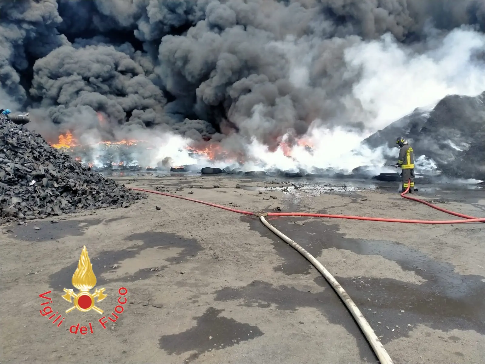 Discarica gomme in fiamme: emergenza incendio nella zona dell’aeroporto di Lamezia