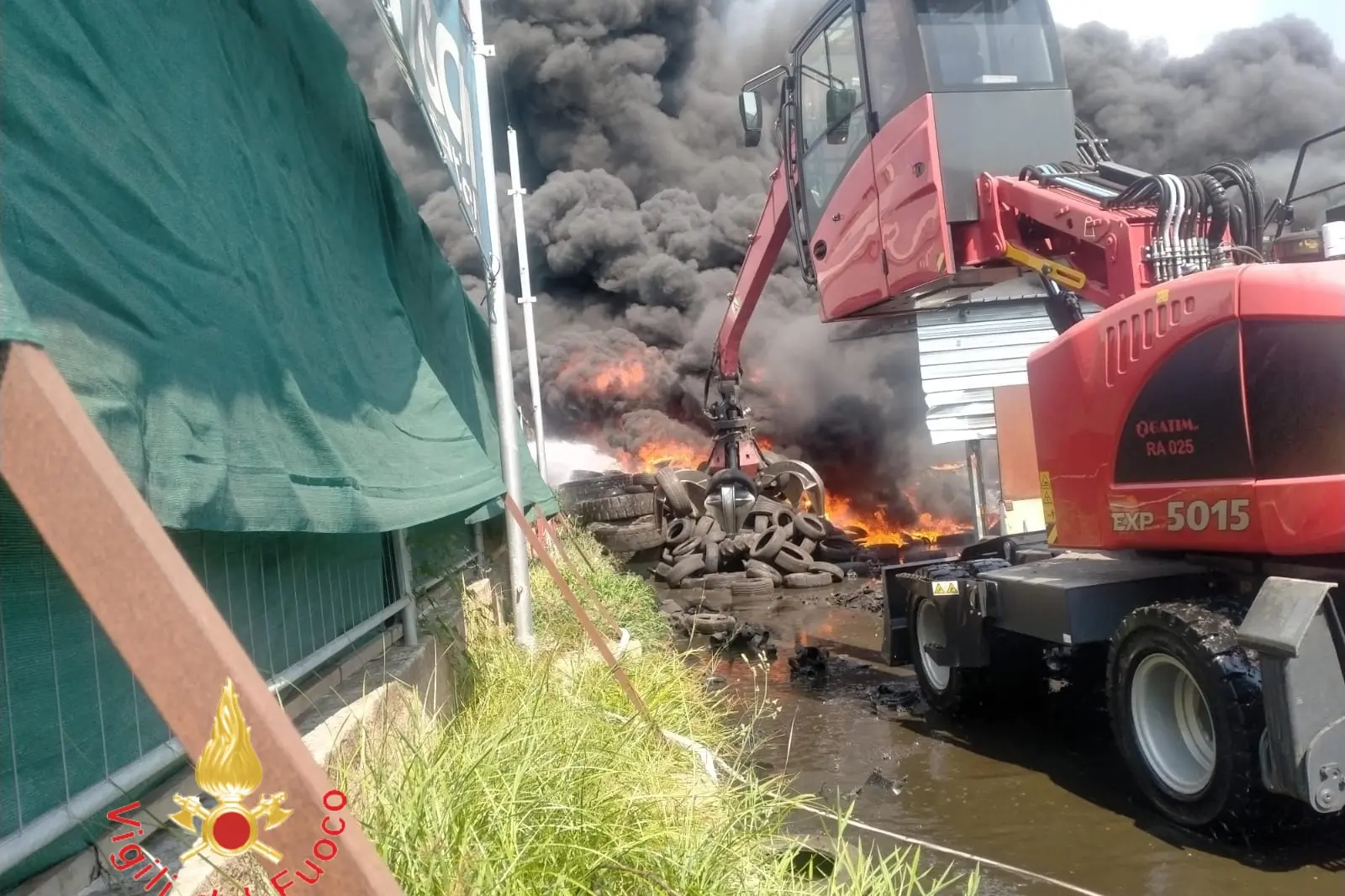 <p>Migliaia di pneumatici in fiamme a Lamezia, Arpacal al lavoro per monitorare la qualità dell’aria – VIDEO</p>