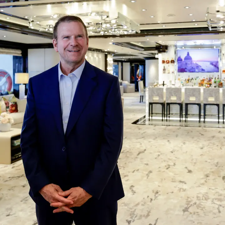 Vibo Marina attende l’ambasciatore Usa Fertitta tra le invettive dei leoni da tastiera e le ambizioni di rilancio del porto\n