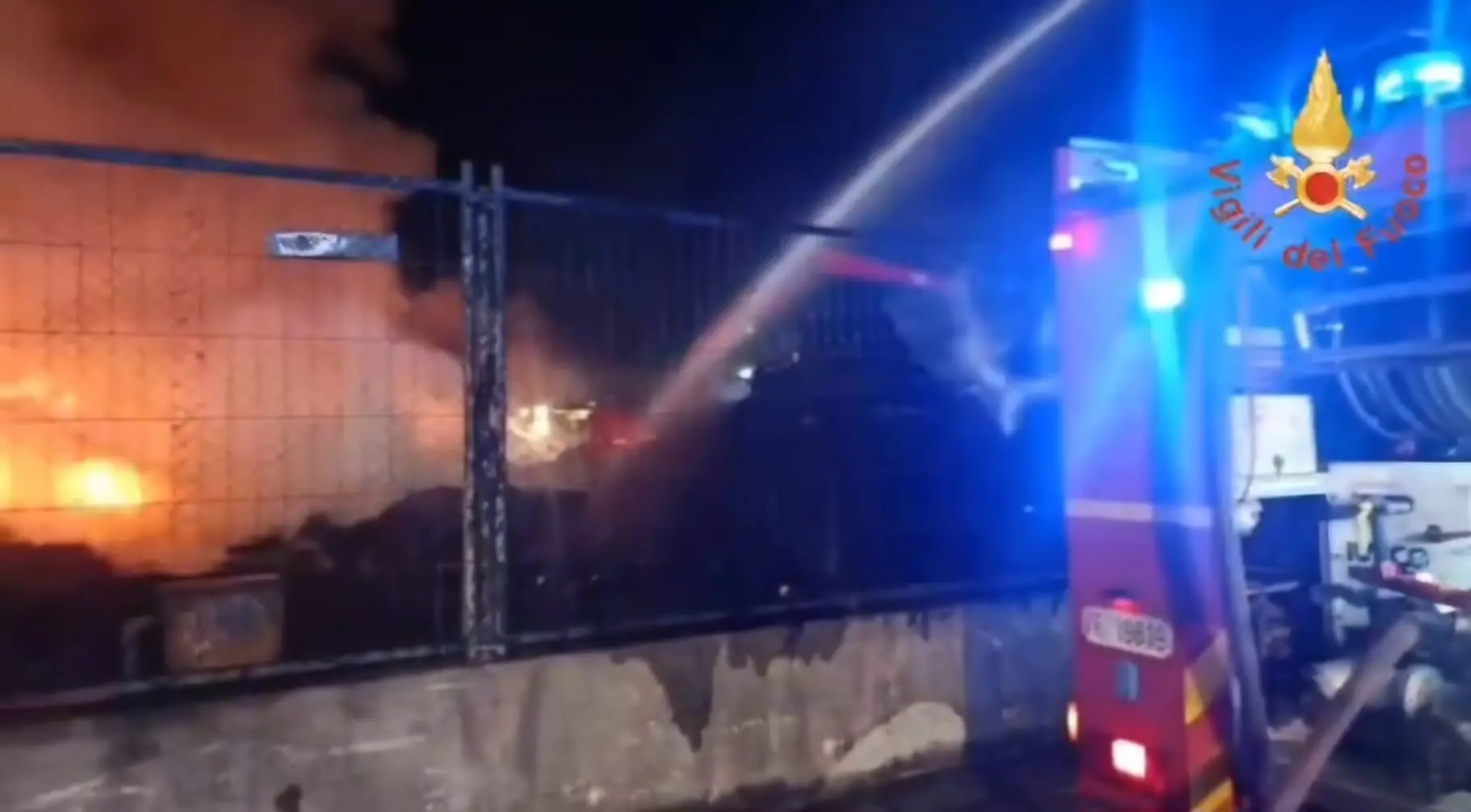 Vasto incendio nell’area ex Sir di Lamezia Terme, proseguono per tutta la notte le operazioni di spegnimento\n