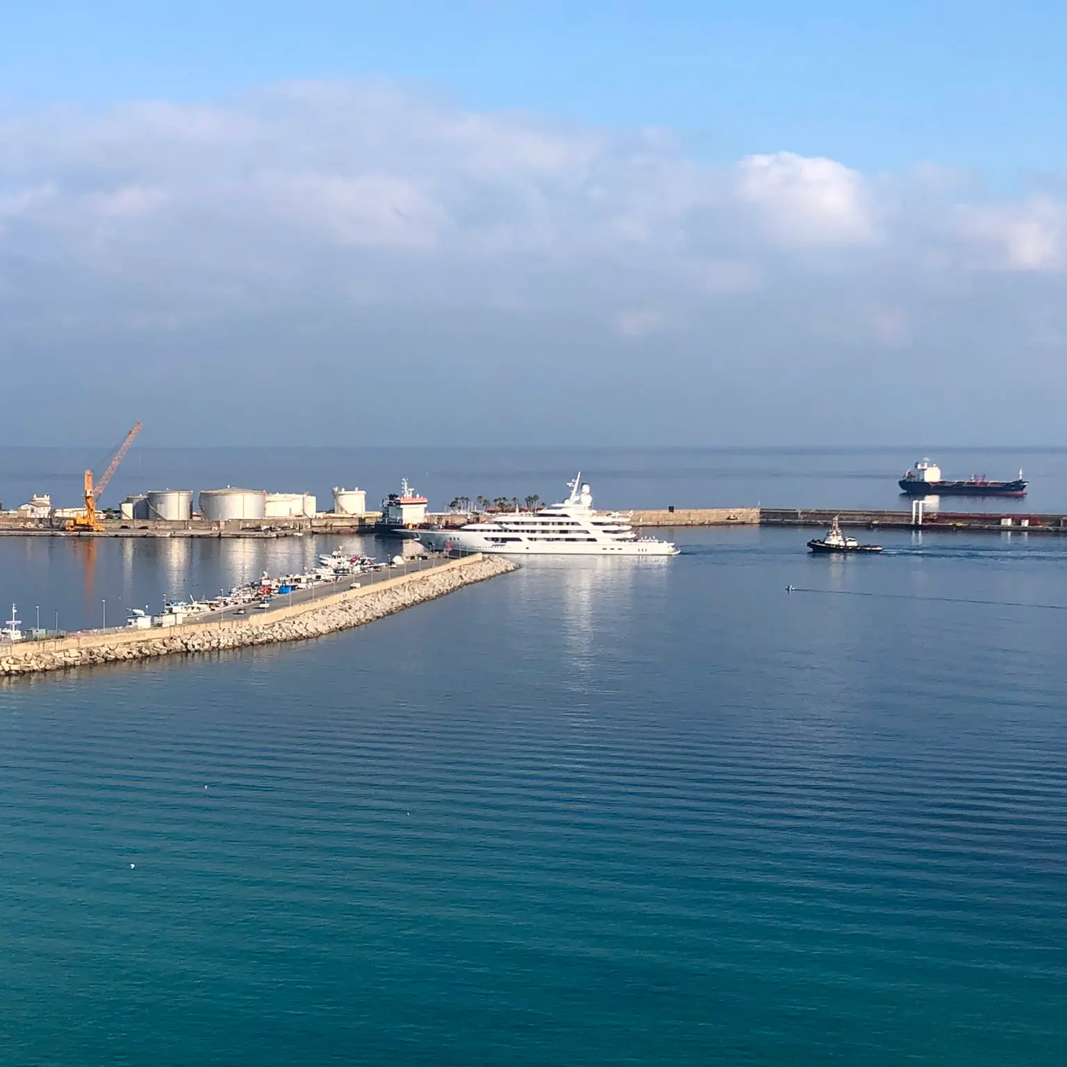 <p>Il mega yacht dell'ambasciatore Usa Fertitta è arrivato al porto di Vibo Marina - <span style=\"color:hsl(0, 75%, 60%);\">FOTO</span></p>