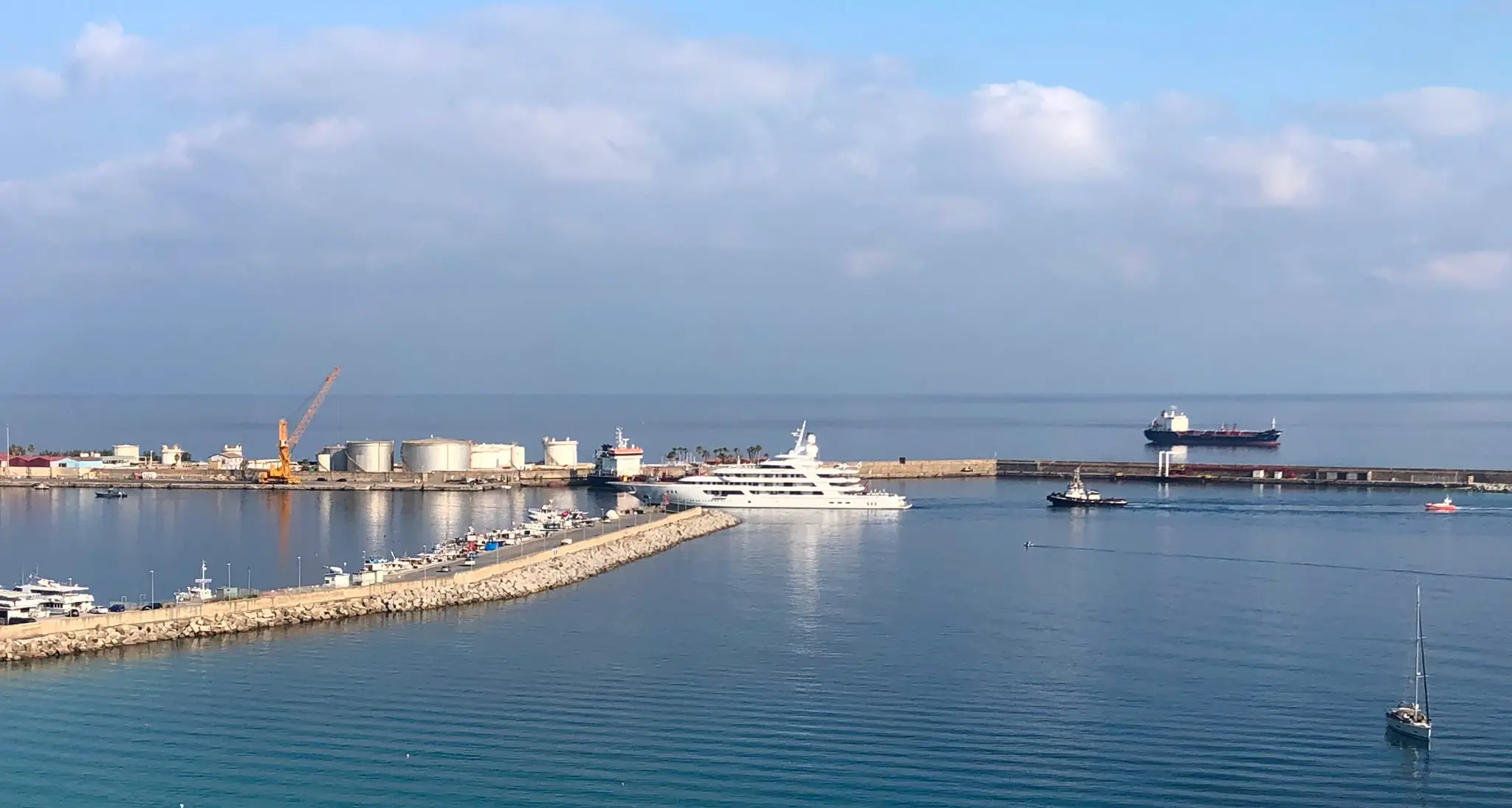 <p>Il mega yacht dell'ambasciatore Usa Fertitta è arrivato al porto di Vibo Marina - <span style=\"color:hsl(0, 75%, 60%);\">FOTO</span></p>