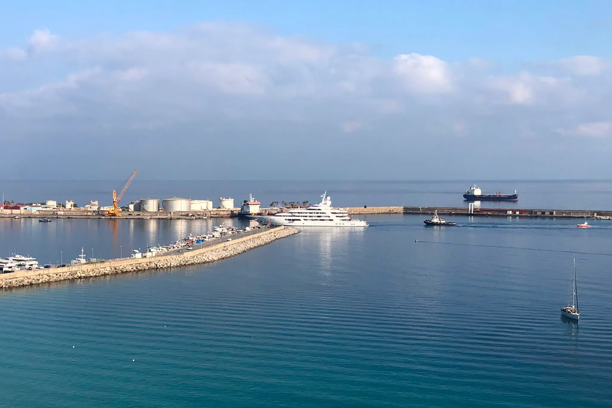 <p>Il mega yacht dell'ambasciatore Usa Fertitta è arrivato al porto di Vibo Marina - <span style=\"color:hsl(0, 75%, 60%);\">FOTO</span></p>