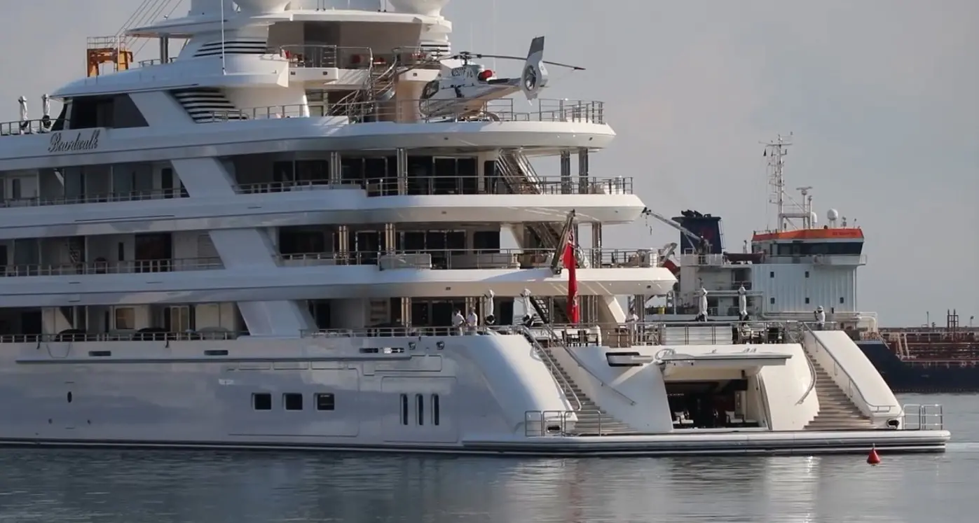 L'arrivo a Vibo Marina del mega yacht dell'ambasciatore Usa Fertitta