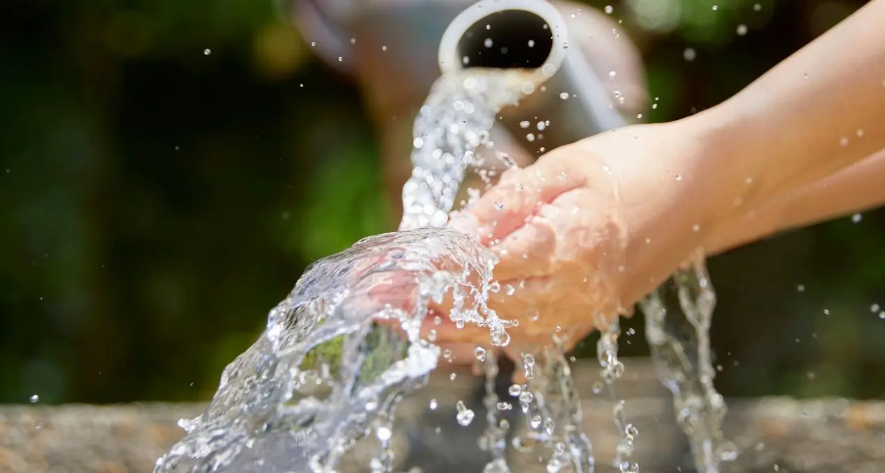 Parghelia, l’acqua torna potabile dopo due mesi: revocata l’ordinanza dopo le nuove analisi e gli interventi sulla rete\n
