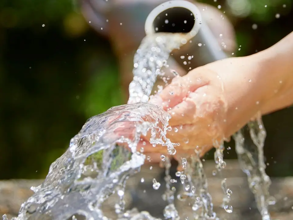 Parghelia, l’acqua torna potabile dopo due mesi: revocata l’ordinanza dopo le nuove analisi e gli interventi sulla rete