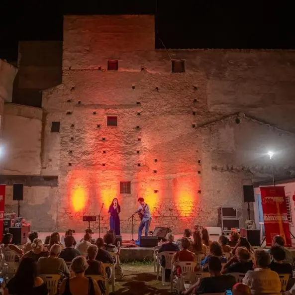 Ad Amantea torna il Terrenito: un mese di cinema, musica e spettacoli. In programma il concerto di Peppe Voltarelli e l'omaggio a Hitchcock\n
