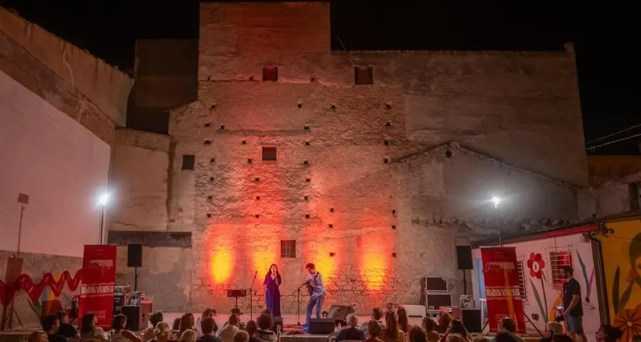 Ad Amantea torna il Terrenito: un mese di cinema, musica e spettacoli. In programma il concerto di Peppe Voltarelli e l'omaggio a Hitchcock\n