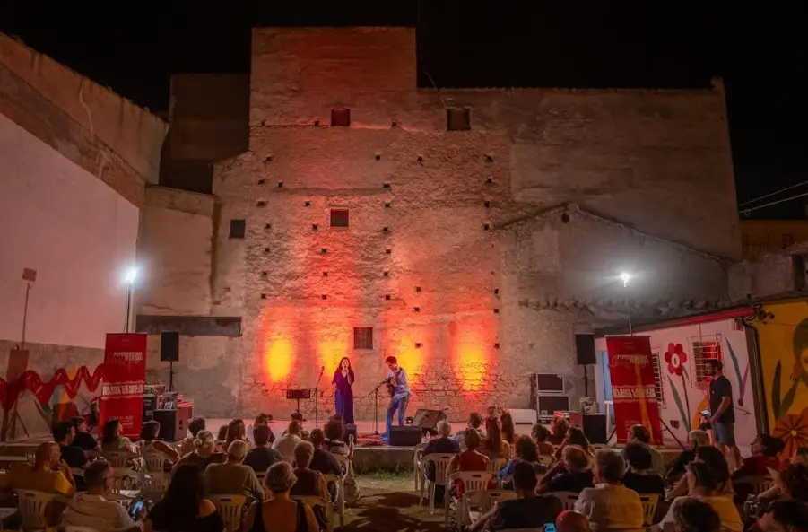 Ad Amantea torna il Terrenito: un mese di cinema, musica e spettacoli. In programma il concerto di Peppe Voltarelli e l'omaggio a Hitchcock\n