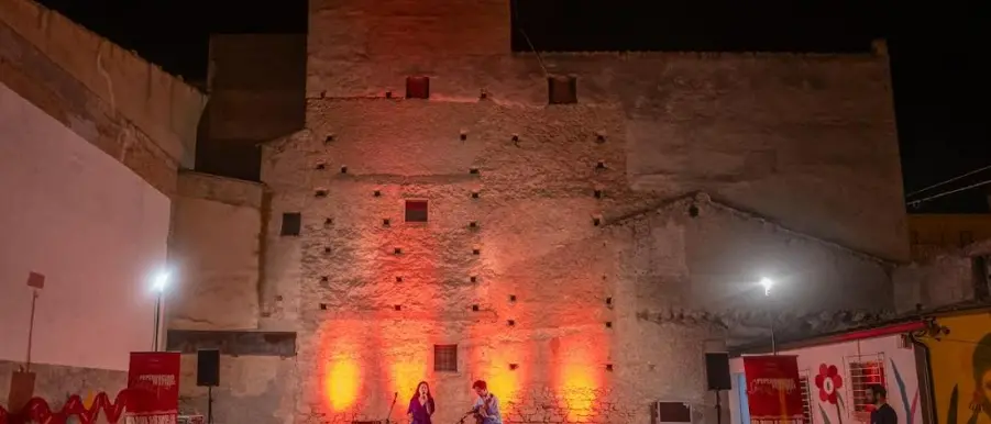 Ad Amantea torna il Terrenito: un mese di cinema, musica e spettacoli. In programma il concerto di Peppe Voltarelli e l'omaggio a Hitchcock\n