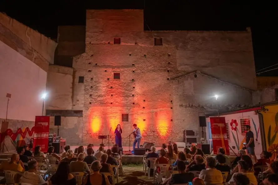 Ad Amantea torna il Terrenito: un mese di cinema, musica e spettacoli. In programma il concerto di Peppe Voltarelli e l'omaggio a Hitchcock\n