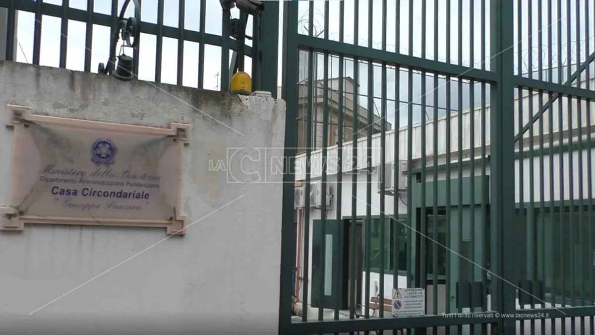 Reggio, detenuto aggredisce agente di polizia penitenziaria: la solidarietà di Sinappe\n