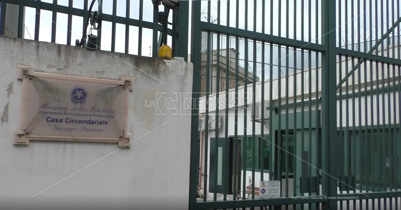 Reggio, detenuto aggredisce agente di polizia penitenziaria: la solidarietà di Sinappe\n