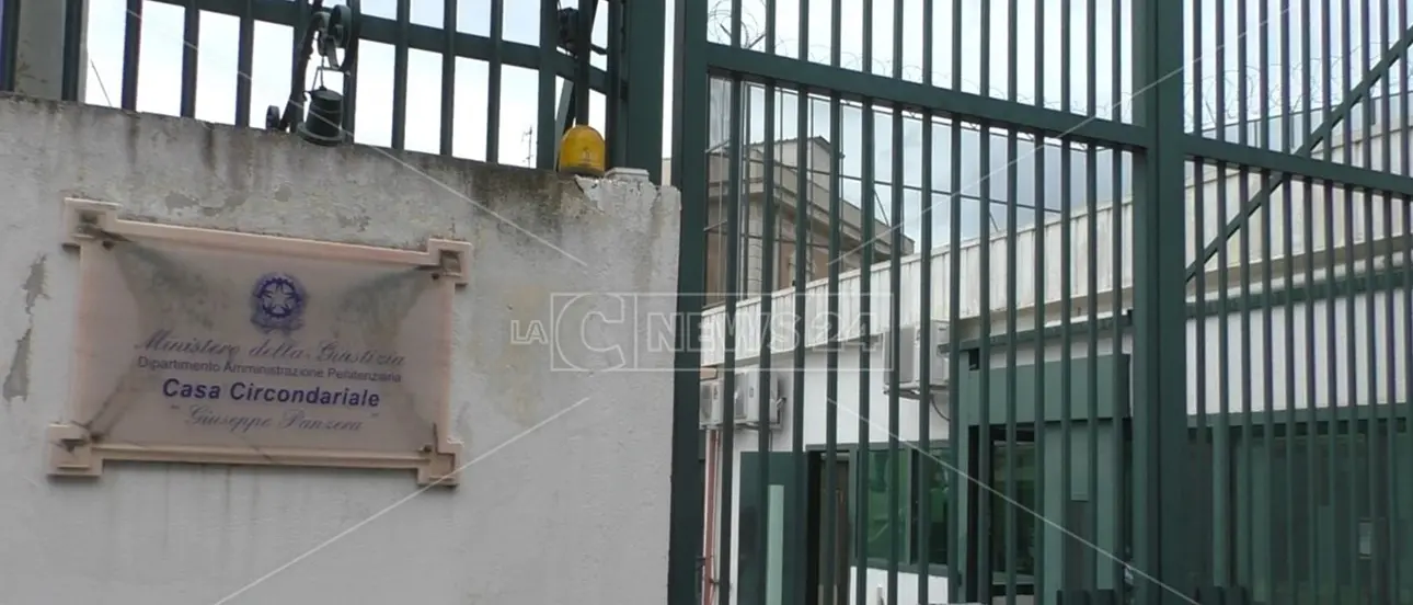 Reggio, detenuto aggredisce agente di polizia penitenziaria: la solidarietà di Sinappe\n