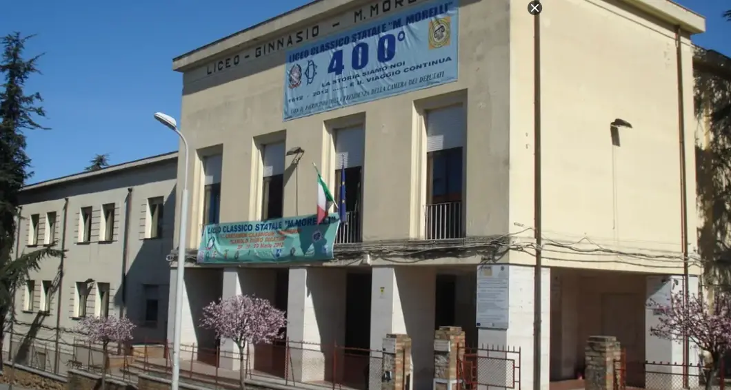 Preside e docenti del Liceo “Morelli” di Vibo ricevuti al ministero, la sottosegretaria Frassinetti:\u00A0«Difendere il Classico significa costruire il futuro»\n