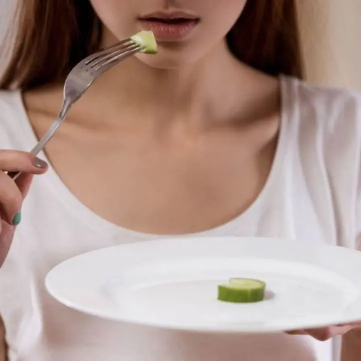 Disturbi alimentari, per guarire bisogna lasciare il Sud: il viaggio della speranza di una maturanda calabrese e le cure che qui mancano\n