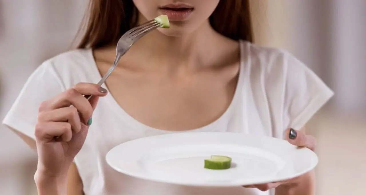 <p>Disturbi alimentari, per guarire bisogna lasciare il Sud: <span style=\"color:hsl(0, 75%, 60%);\">il viaggio della speranza</span> di una maturanda calabrese e le cure che qui mancano</p>