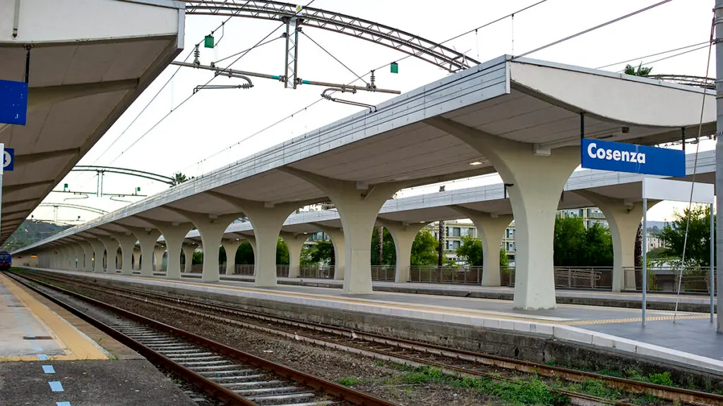 Cosenza, manca il capotreno:\u00A0il convoglio per Paola viene soppresso e i tassisti chiedono…\u00A070 euro\n