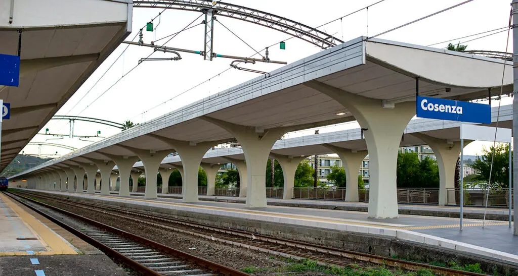 Cosenza, manca il capotreno:\u00A0il convoglio per Paola viene soppresso e i tassisti chiedono…\u00A070 euro\n