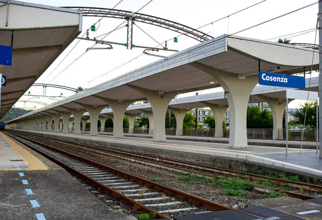 Cosenza, manca il capotreno:\u00A0il convoglio per Paola viene soppresso e i tassisti chiedono…\u00A070 euro\n