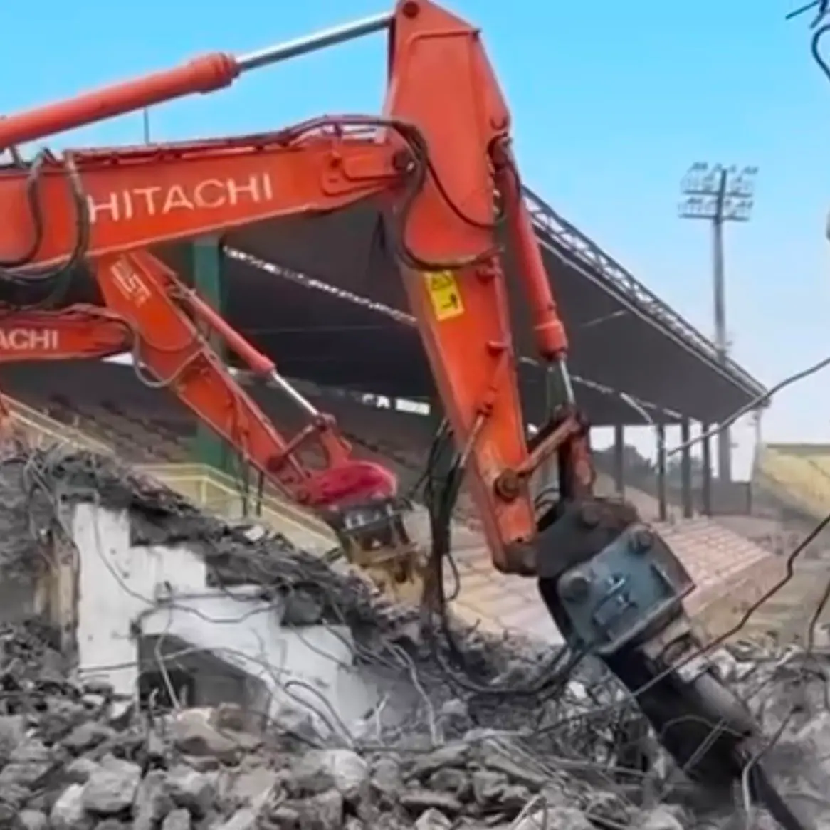 Ruspe in azione al Ceravolo di Catanzaro: partita la demolizione della storica Curva Capraro\n