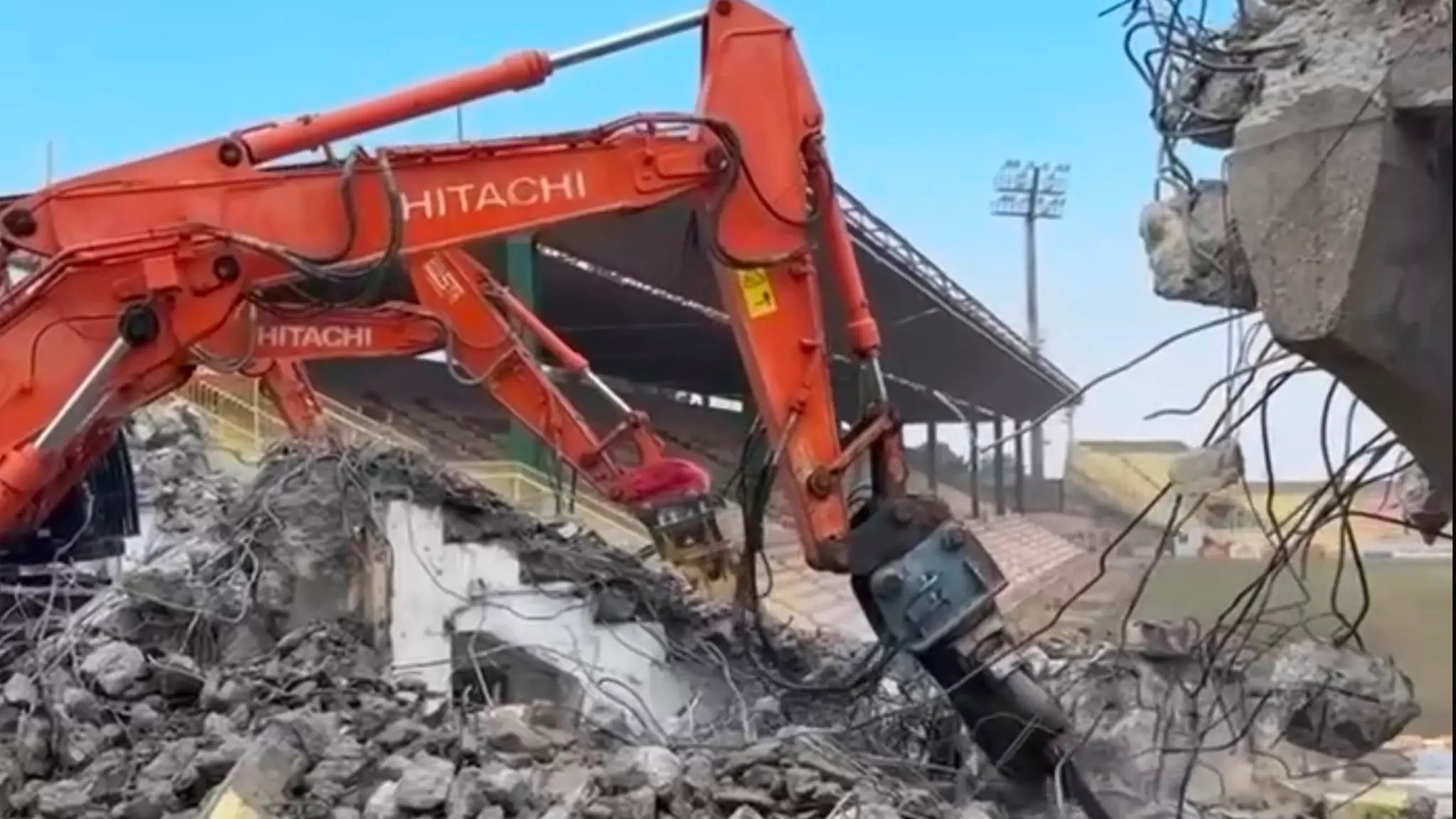 <p>Ruspe in azione al Ceravolo: partita la demolizione della storica Curva Massimo Capraro</p>