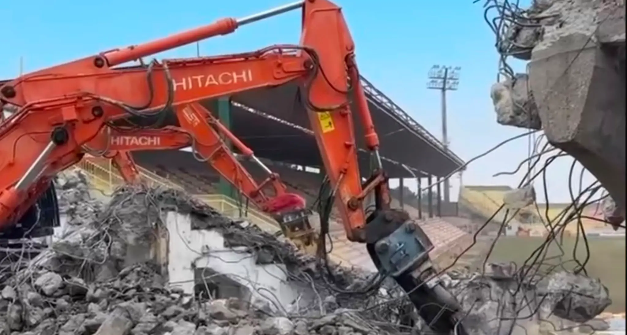 Ruspe in azione al Ceravolo di Catanzaro: partita la demolizione della storica Curva Capraro\n
