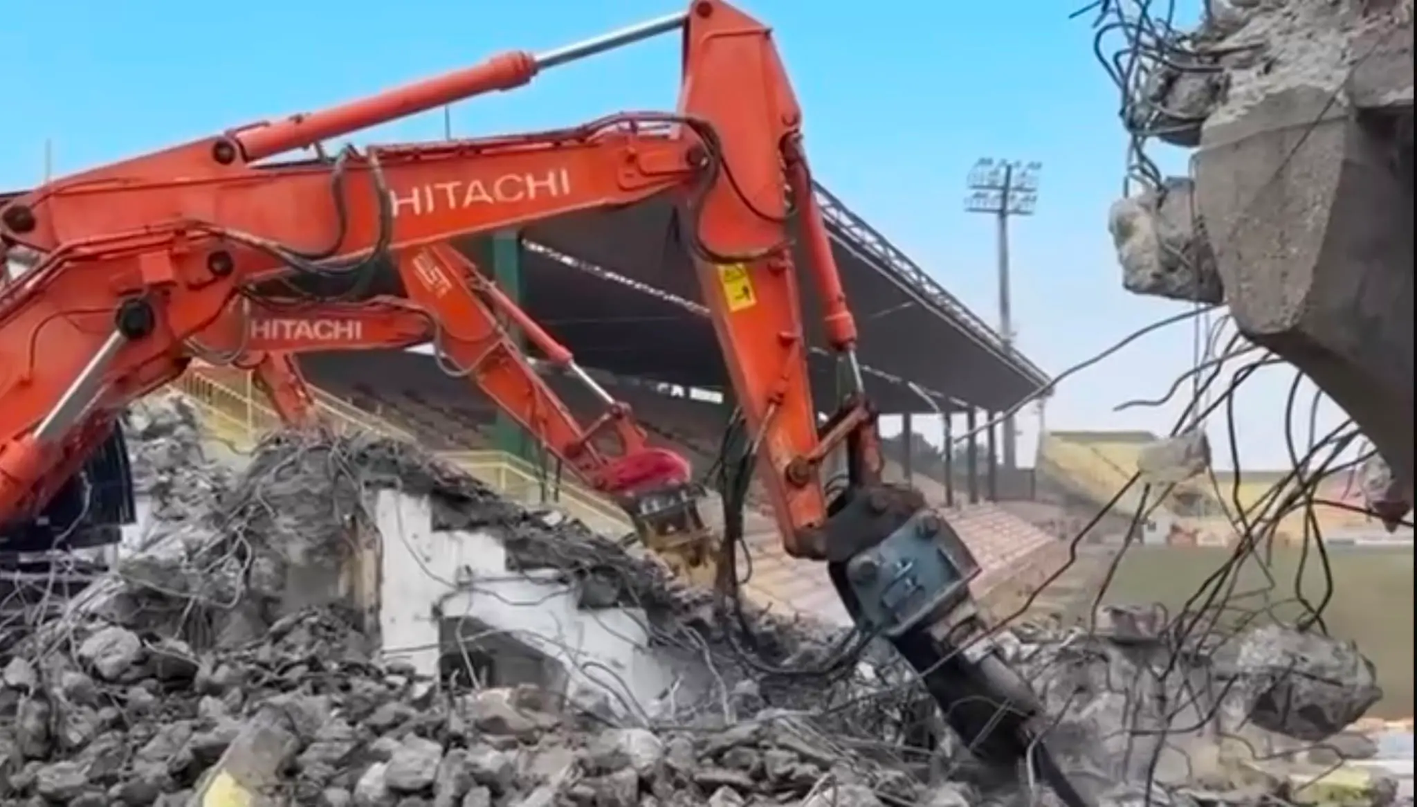 Ruspe in azione al Ceravolo di Catanzaro: partita la demolizione della storica Curva Capraro\n