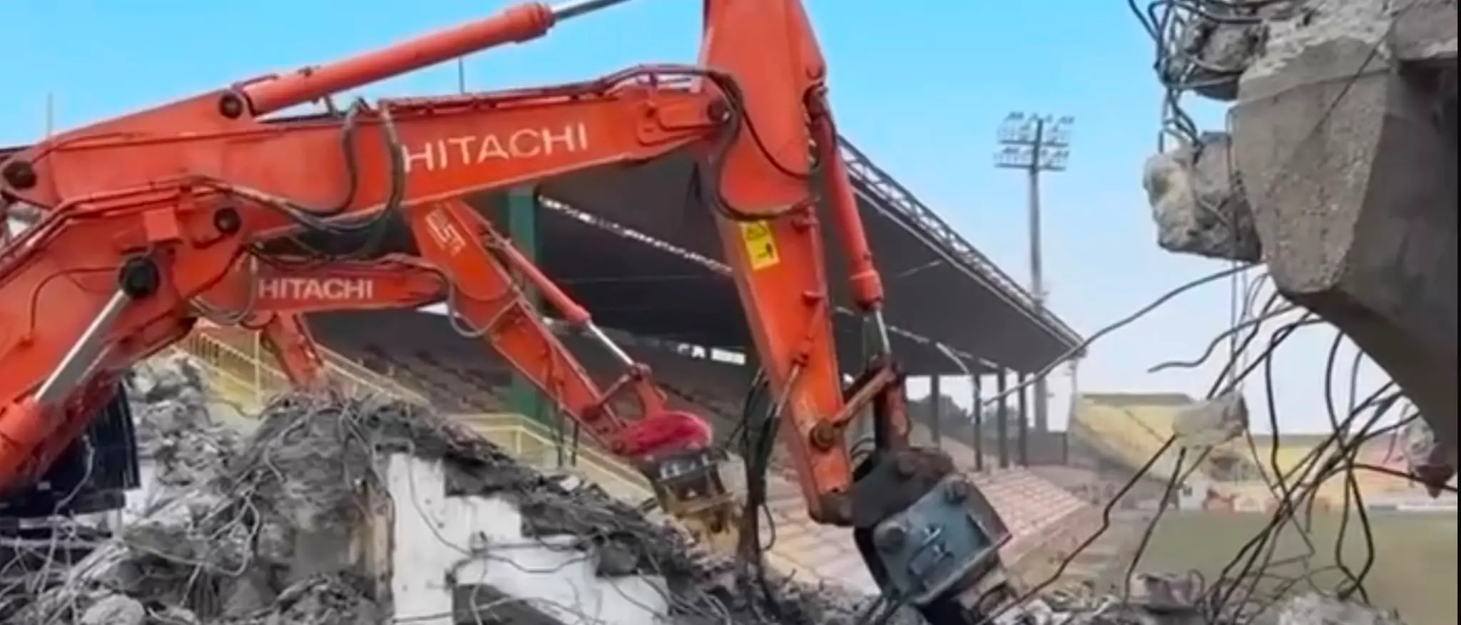Ruspe in azione al Ceravolo di Catanzaro: partita la demolizione della storica Curva Capraro\n