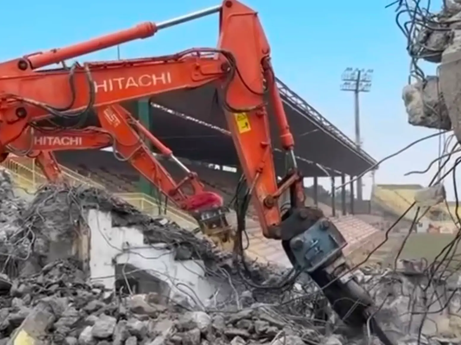 Ruspe in azione al Ceravolo di Catanzaro: partita la demolizione della storica Curva Capraro