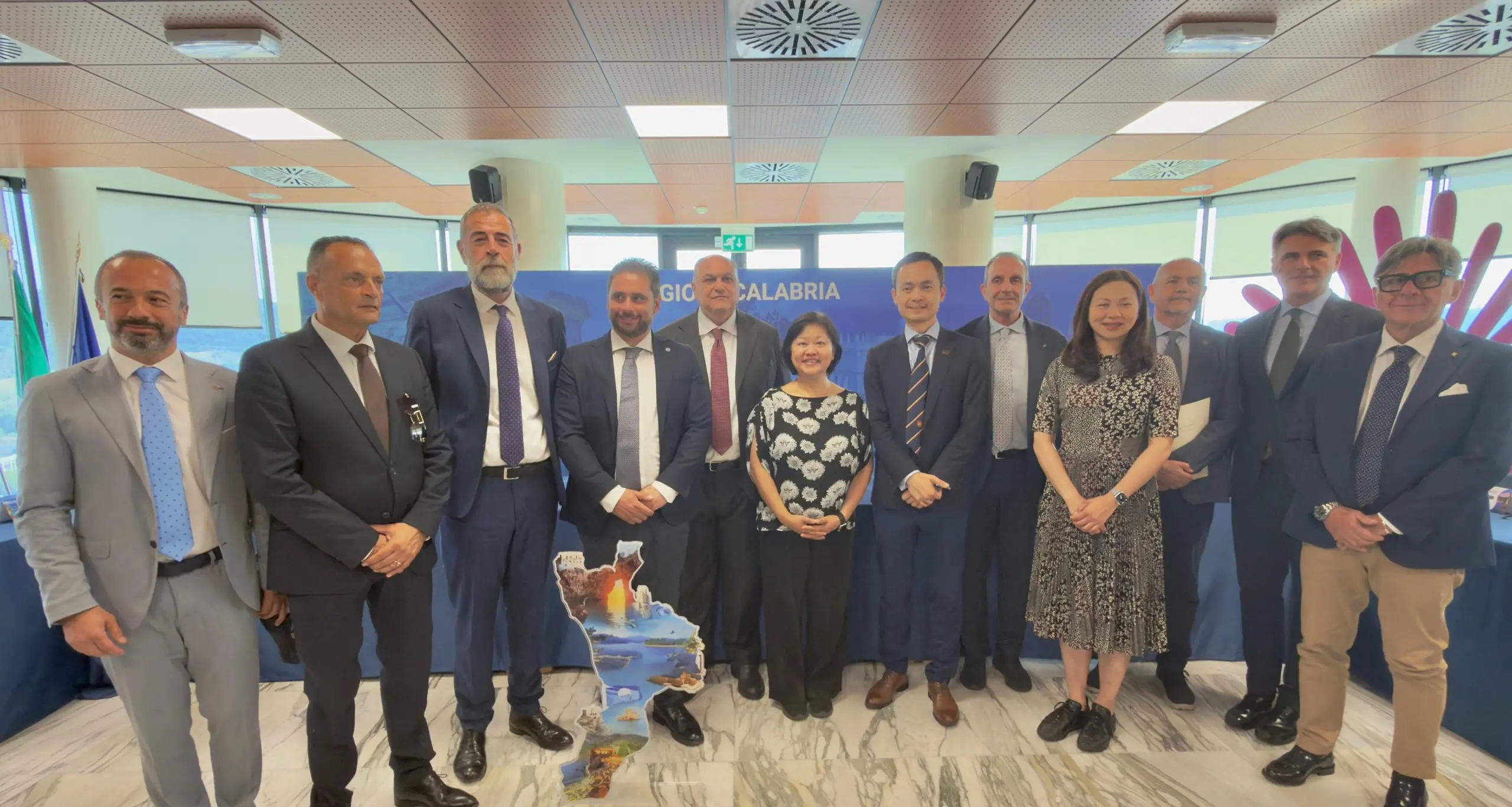 <p><span style=\"color:hsl(0, 75%, 60%);\">Dalla Calabria a Hong Kong</span>: nasce il tavolo permanente per attrarre investimenti e aprire nuovi mercati</p>